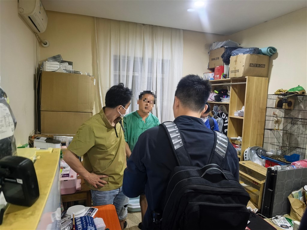 图为民警在嫌疑人住所处抓捕嫌疑人