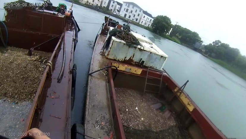 图为民警在现场查获的非法捕捞渔获