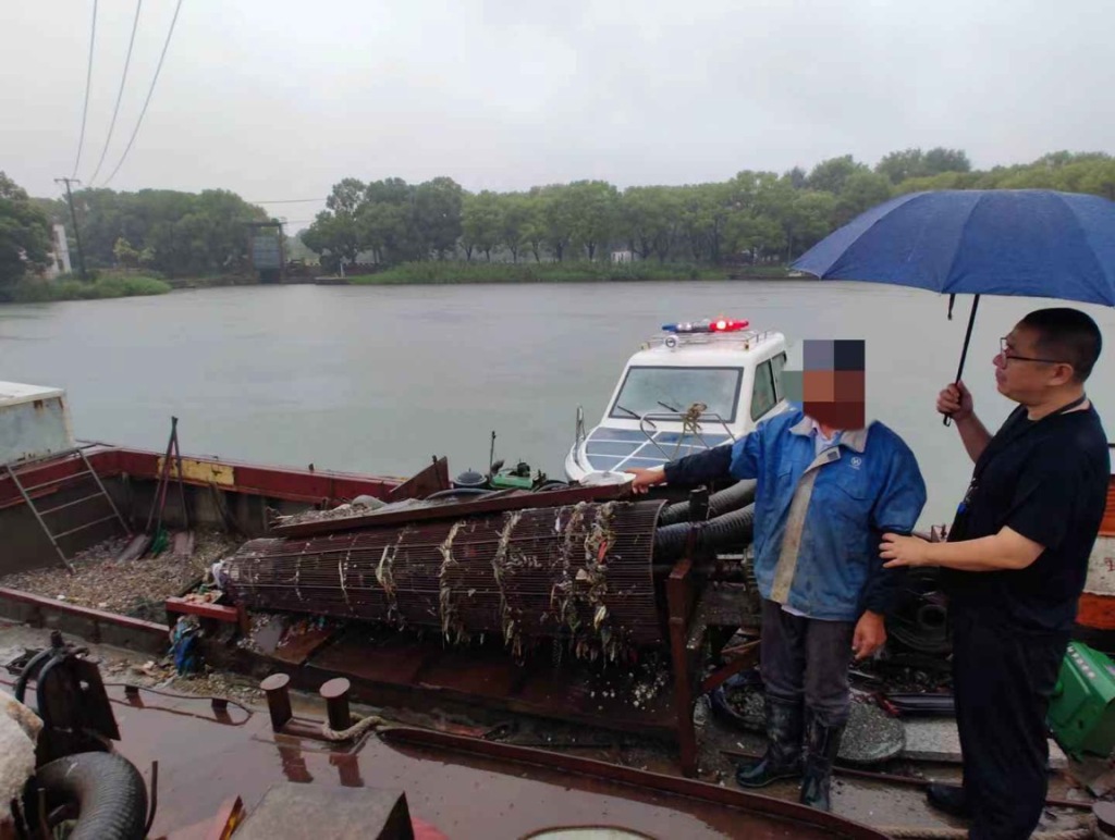 五人非法销毁了黛安汉湖（Dianhan Lake）超过8吨水