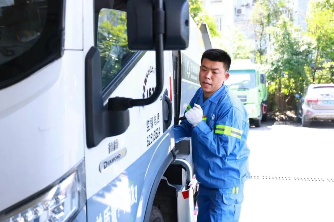 韩伟伟:维修环卫车的行家里手丨致敬奋斗者