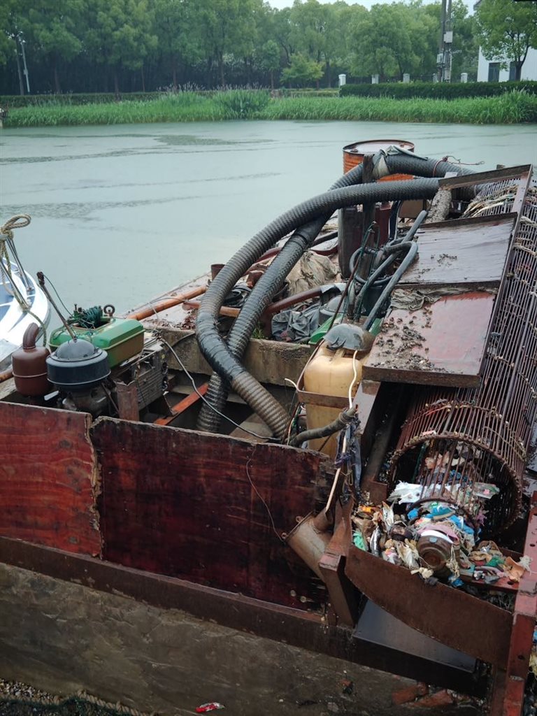 图为嫌疑人用来非法捕捞的违禁渔具机吸耙刺