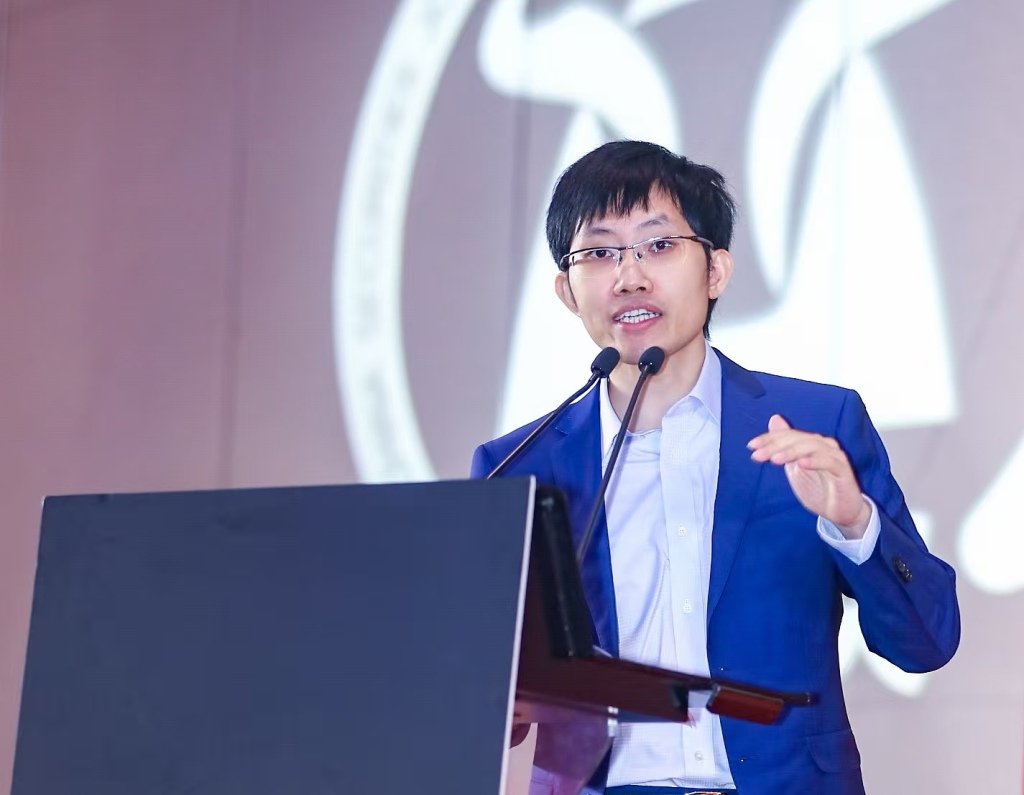 LuO Yonghao谈论Liang Wenfeng：他穿着简单，看
