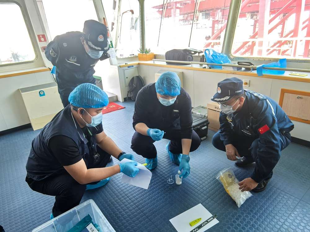 上海海警进行现场勘查(本文图片均由上海海警局提供)