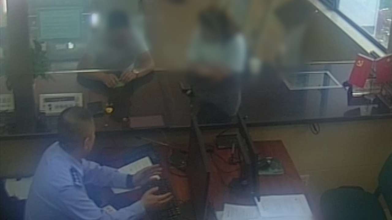 图为市民陶先生在浦东公安分局泥城派出所寻求民警帮助(浦东警方供图,下同)