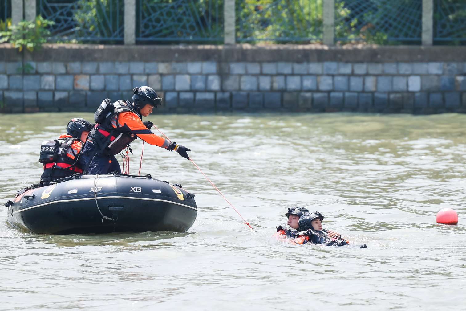 图为边防港航分局水上应急救援队给同学们展示活饵救援科目