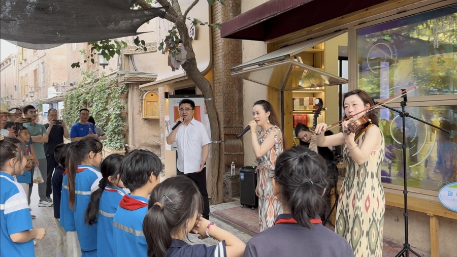 文化支持新疆。这支上海团队连续第三年进入喀