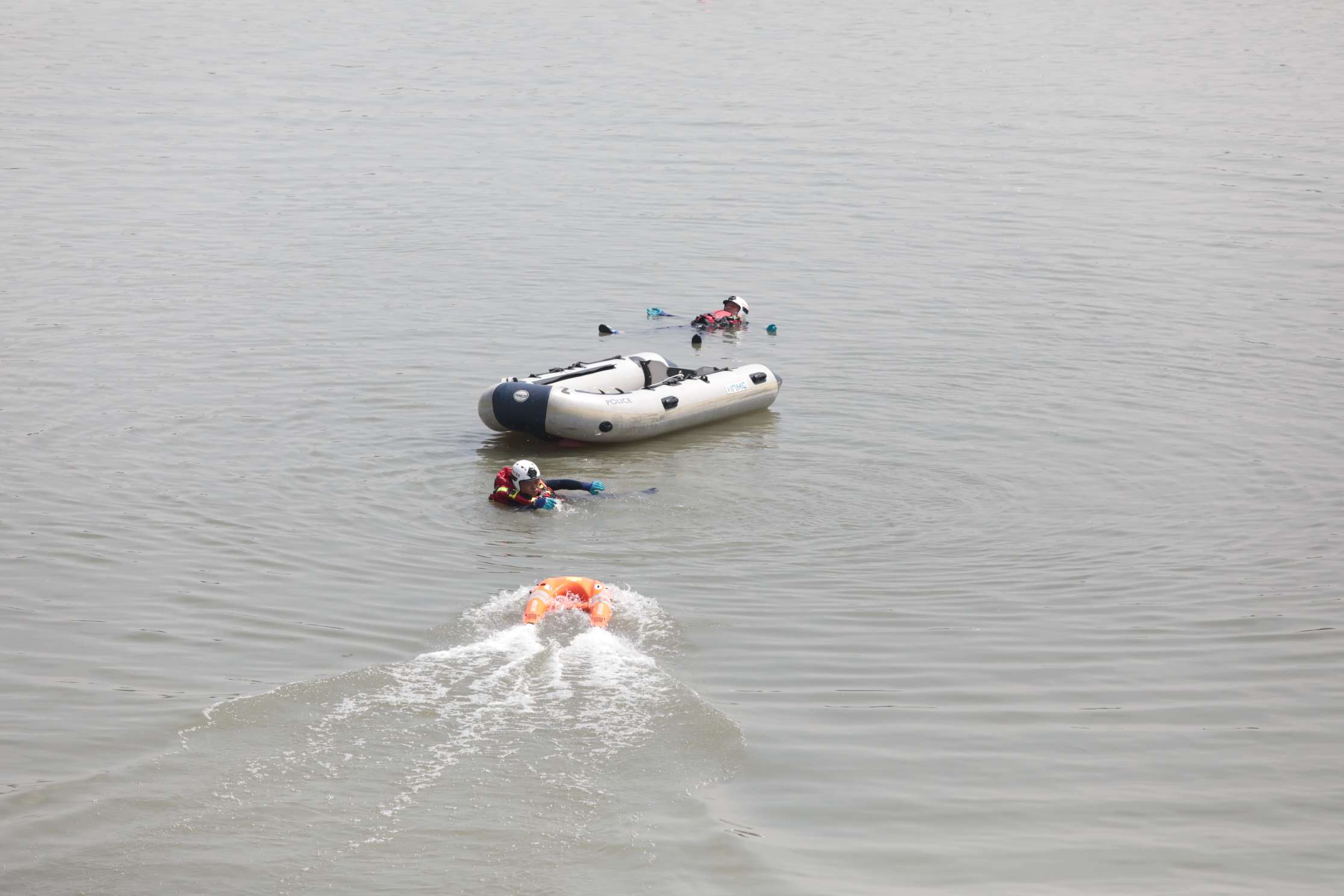 图为青浦区城搜应急救援保障中心的队员们给同学们展示智能救生装备的应用