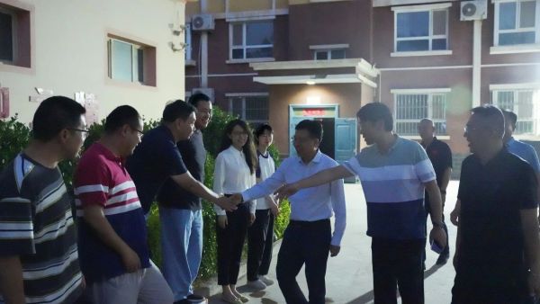 Minhang地区教育局的领导人拜访了帮助新疆的老师