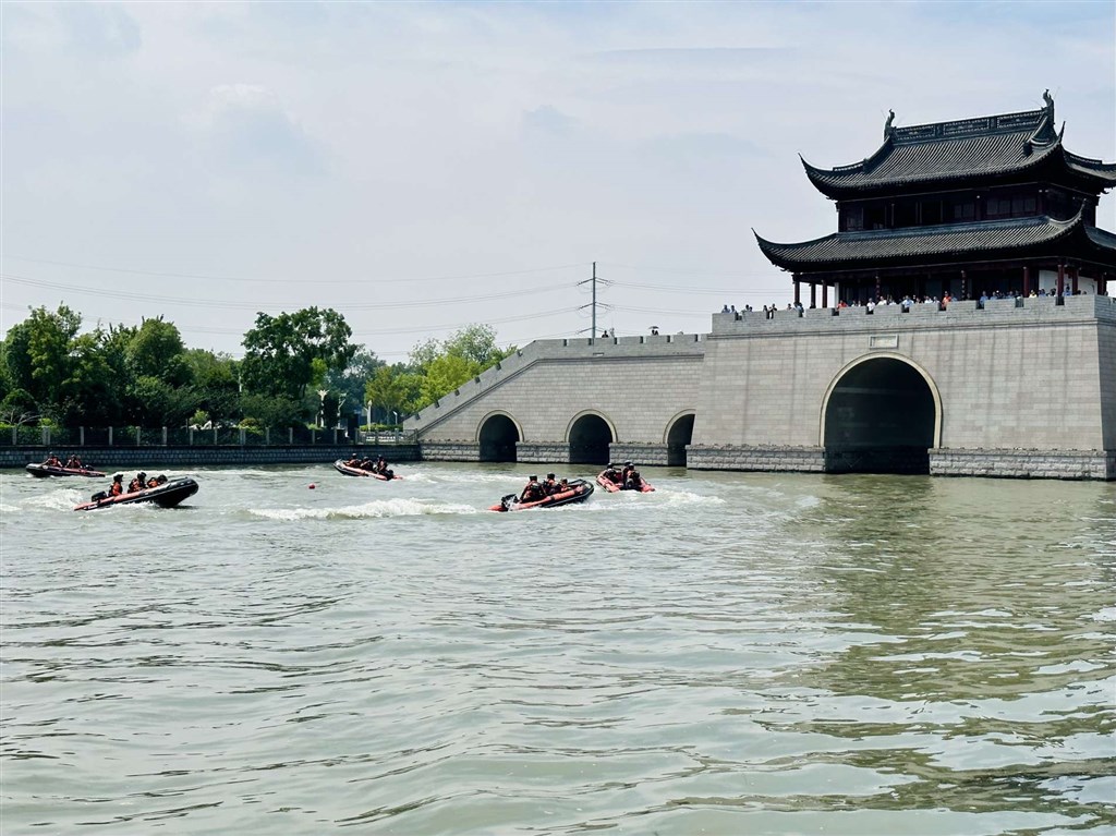 图为边防港航分局水上应急救援队向同学们展示救援科目