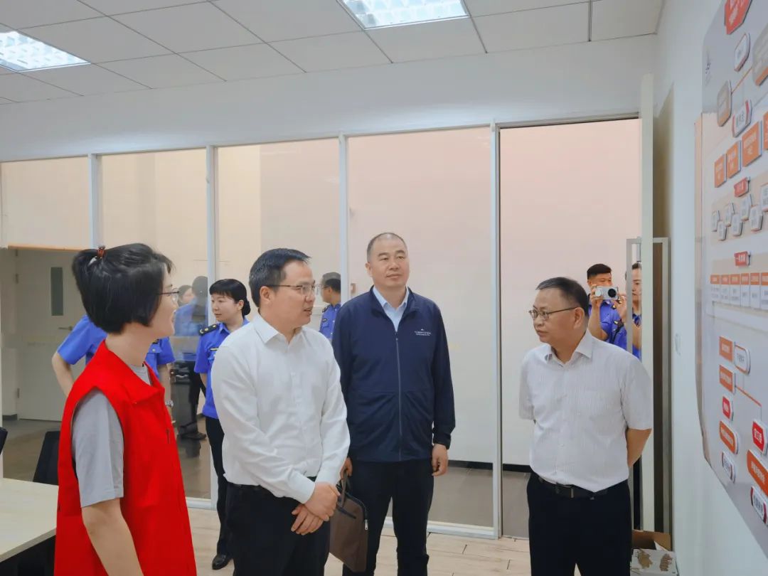 Minhang区的副市长Ke Xiaolin到达江丘安街,对土著城市