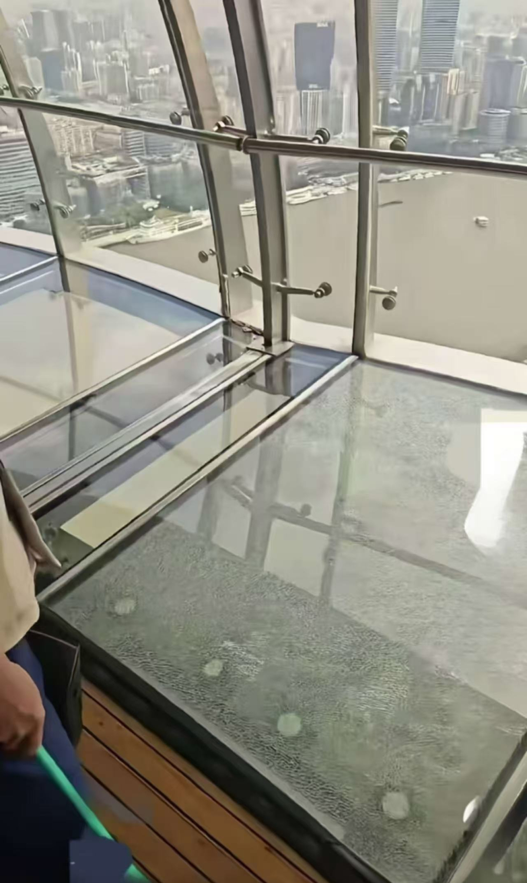 全透明观光廊中层玻璃现裂纹,东方明珠塔:内外层玻璃完好,将定制更新