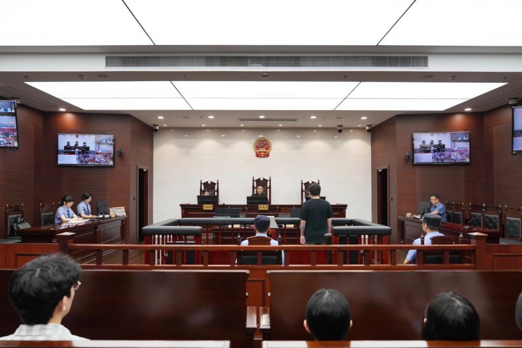男孩在泰国沉迷于五种毒品，并因向游客