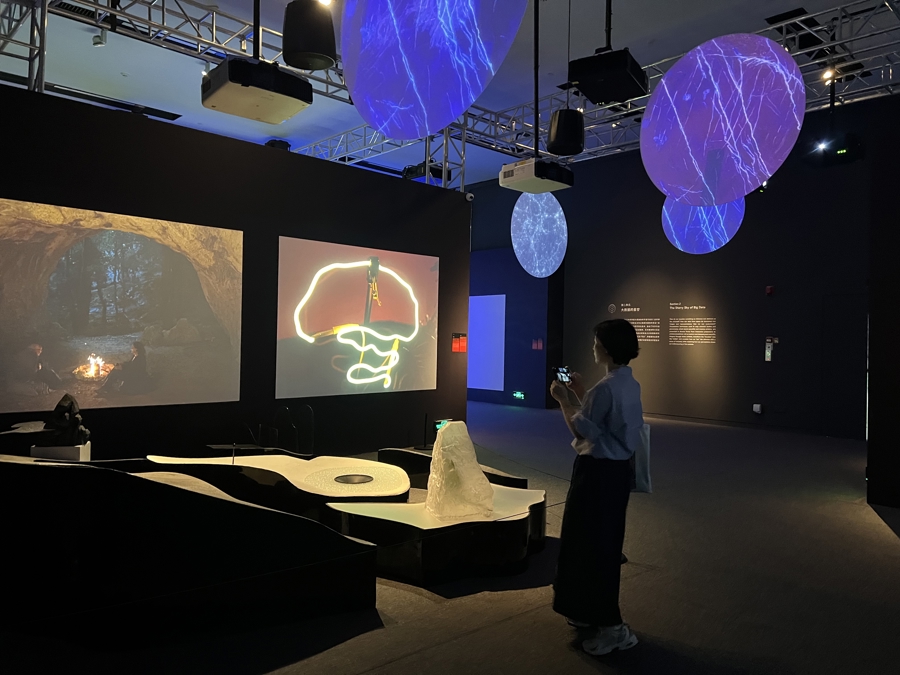 “大爆炸”的模拟蓝光启动了国家博览会的展览