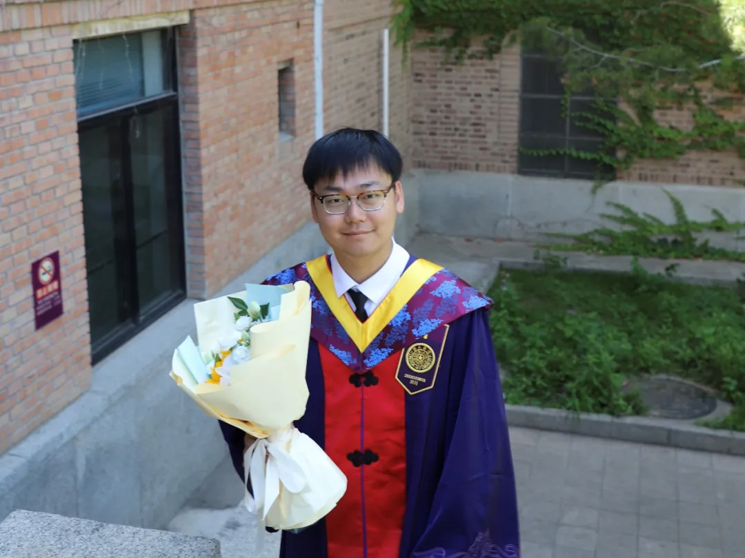 投降一百万美元的薪水，Wenchuan，A博士学位。出