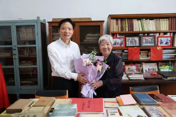 地区和城镇领导人访问并招待党的成员和老党成