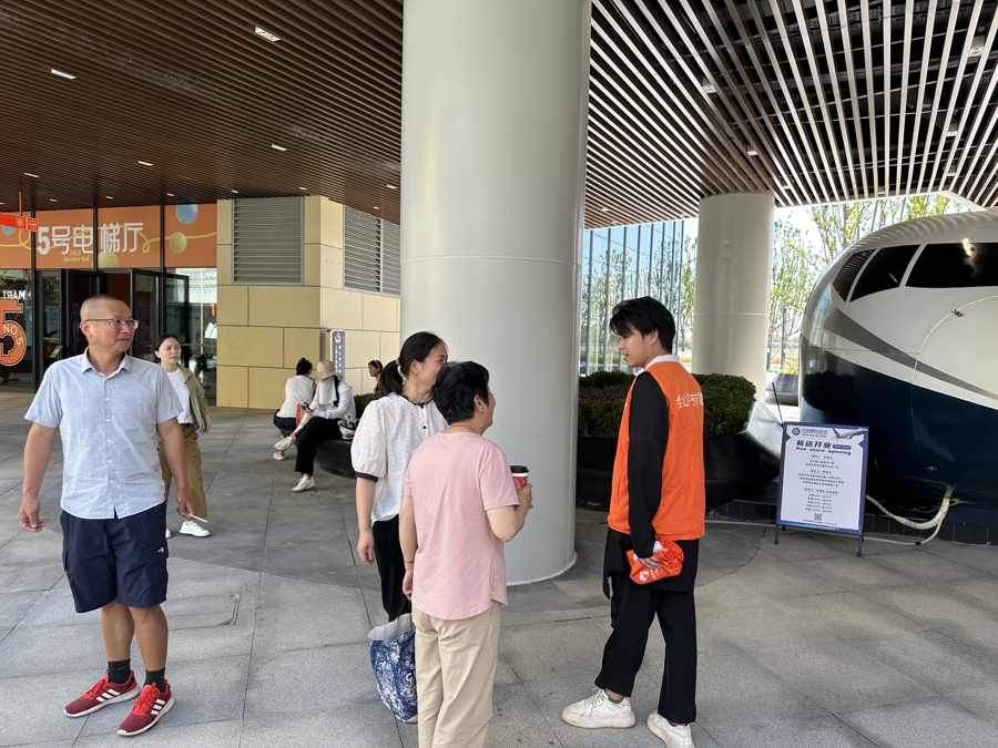 乐高乐园开园热,平安志愿者“护娃”更热