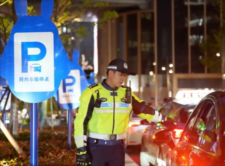 图为杨浦交警倪嘉辉开展晚高峰疏导