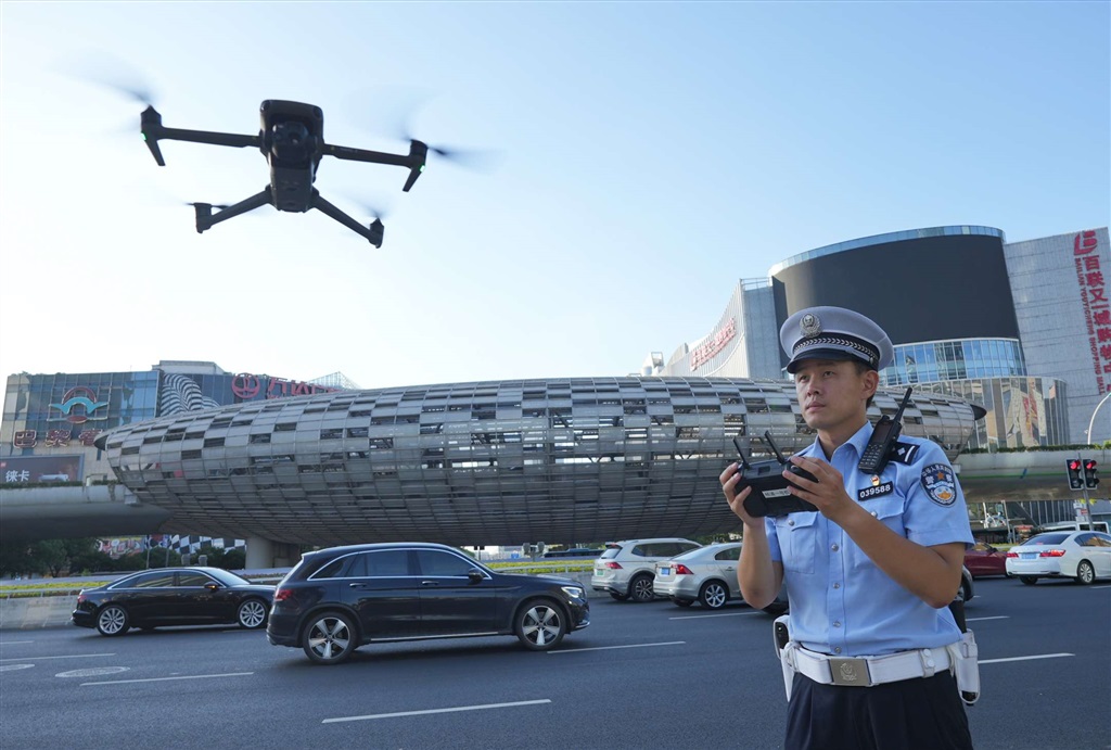 图为杨浦交警倪嘉辉操控杨浦公安“睿鹰警用无人机”观测五角场环岛区域车流情况