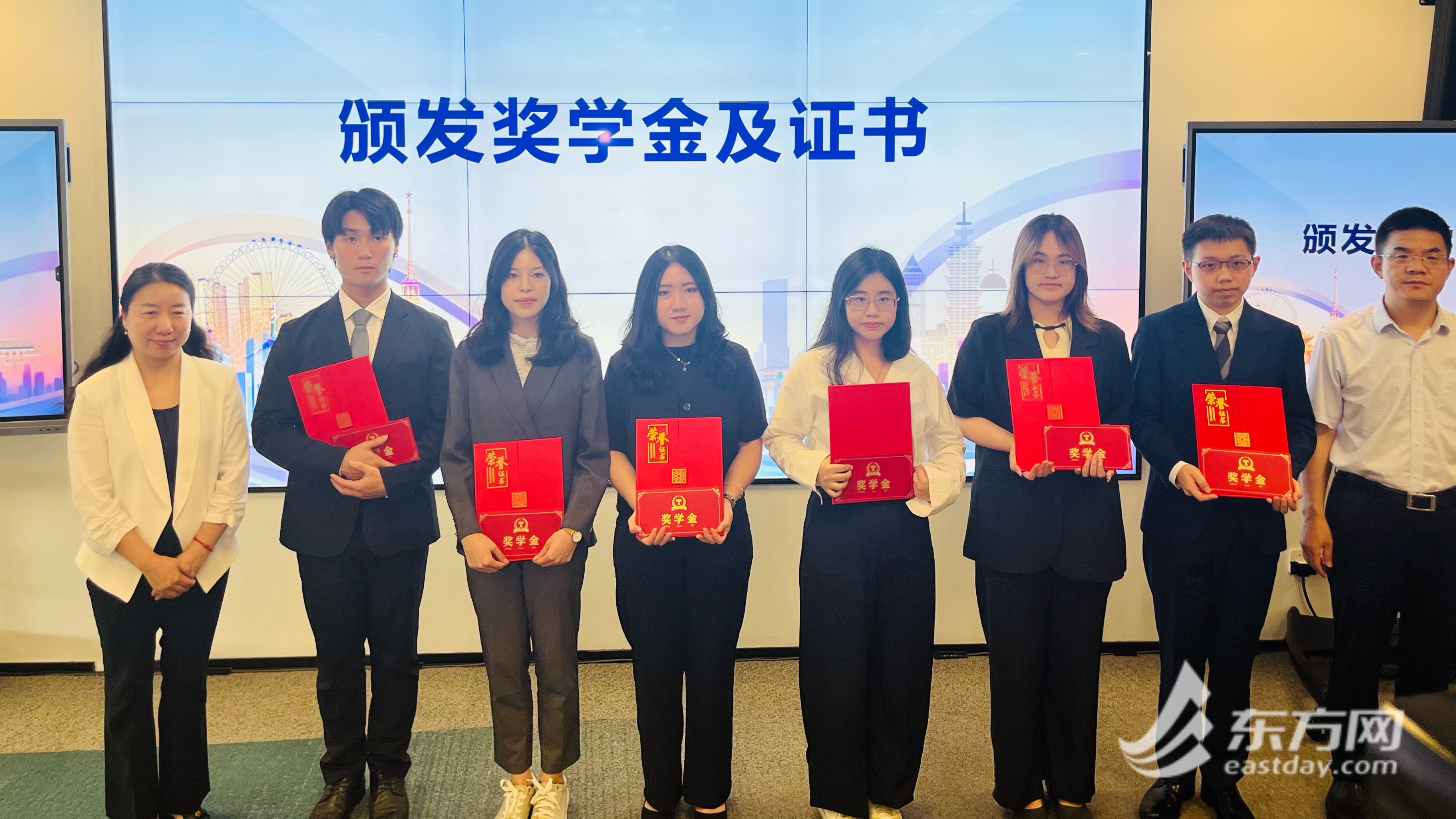 华东政法大学党委常委曲玉梁、静安区司法局副局长廖志鸿为学员颁证