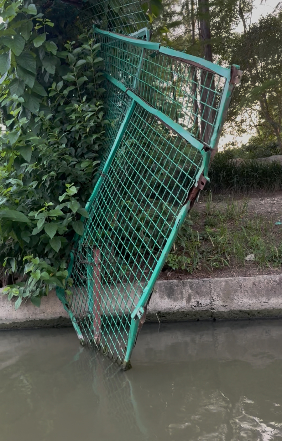 拦截下水的铁丝网有损坏