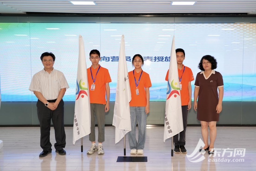 上海市教委教育技术装备中心主任徐涛、上海市教委体卫艺科处副处长时多为营员代表授旗