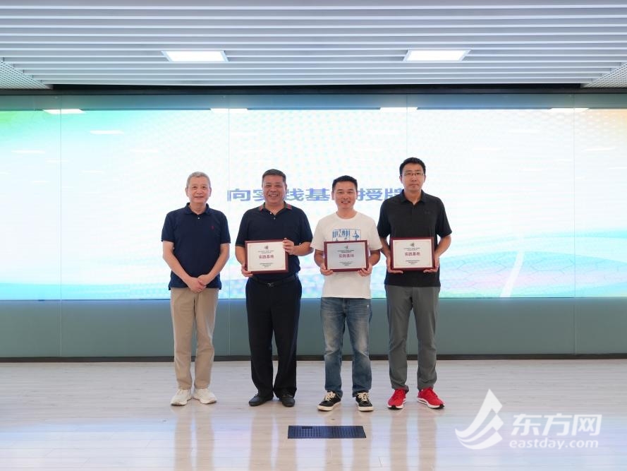 中国教育装备行业协会副会长、上海教育装备行业协会会长竺建伟为本次夏令营实践基地授牌