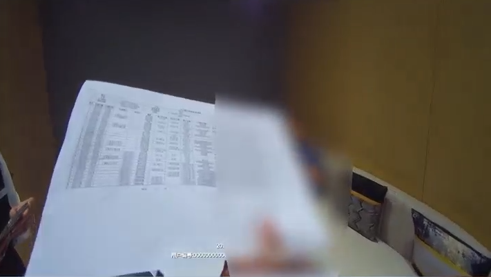 图为当事人老胡向民警出示“12亿”存款证明(浦东警方供图,下同)