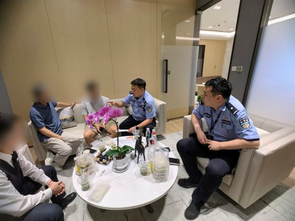 图为民警向老胡讲解识破骗局