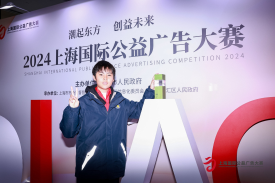 季雨瞳与奖杯合影