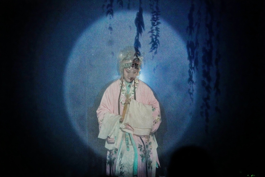 上海的女演员在伦敦扮演du Liniang ...