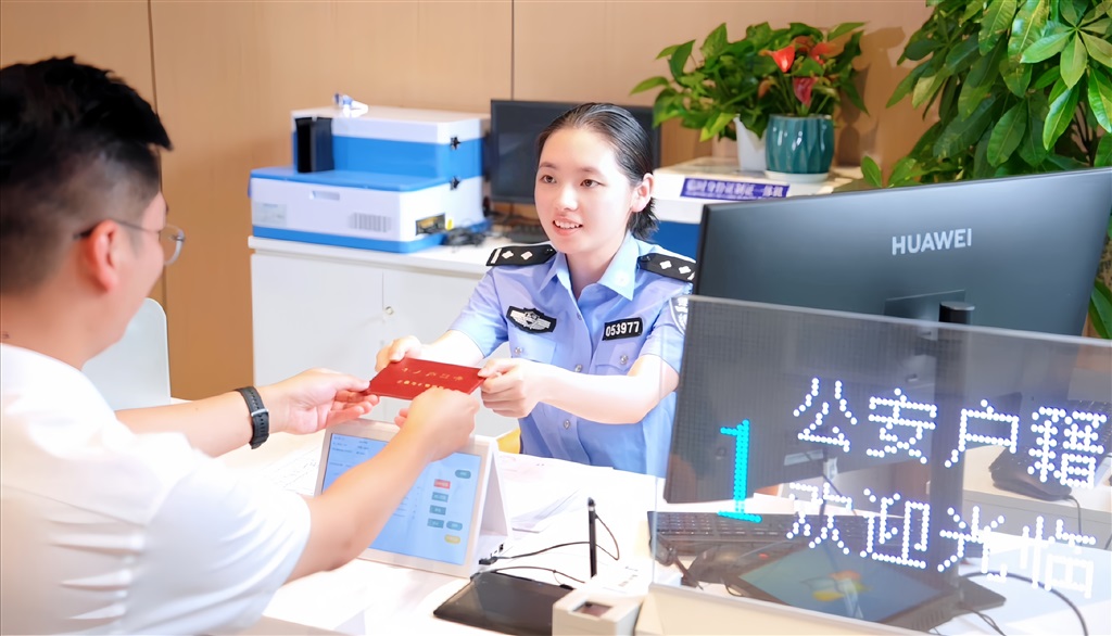 图为青浦公安分局民警在西岑国际人才港接待前来办理户政业务的公司员工