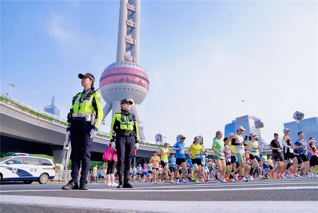 图为浦东公安分局民警在陆家嘴区域护航半程马拉松顺利进行