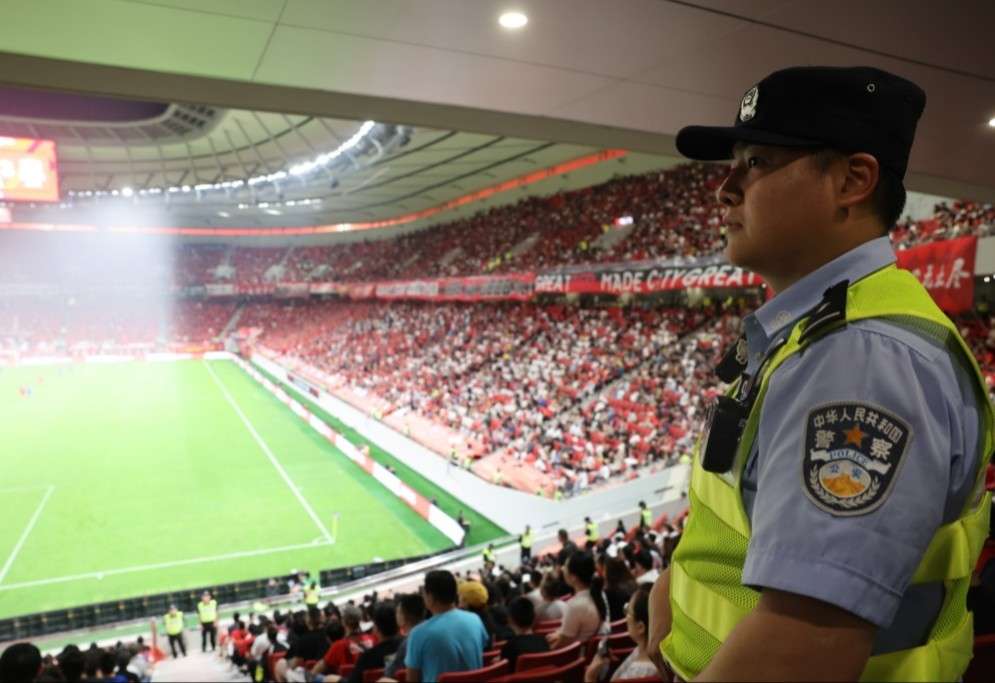 图为浦东公安分局民警在浦东足球场护航中超赛事顺利进行
