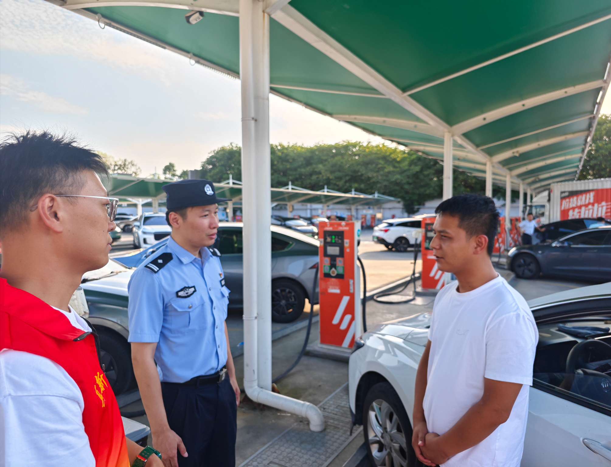 图为嘉定公安分局民警在真新“驿路有我”网约车综合服务站实地了解司机需求