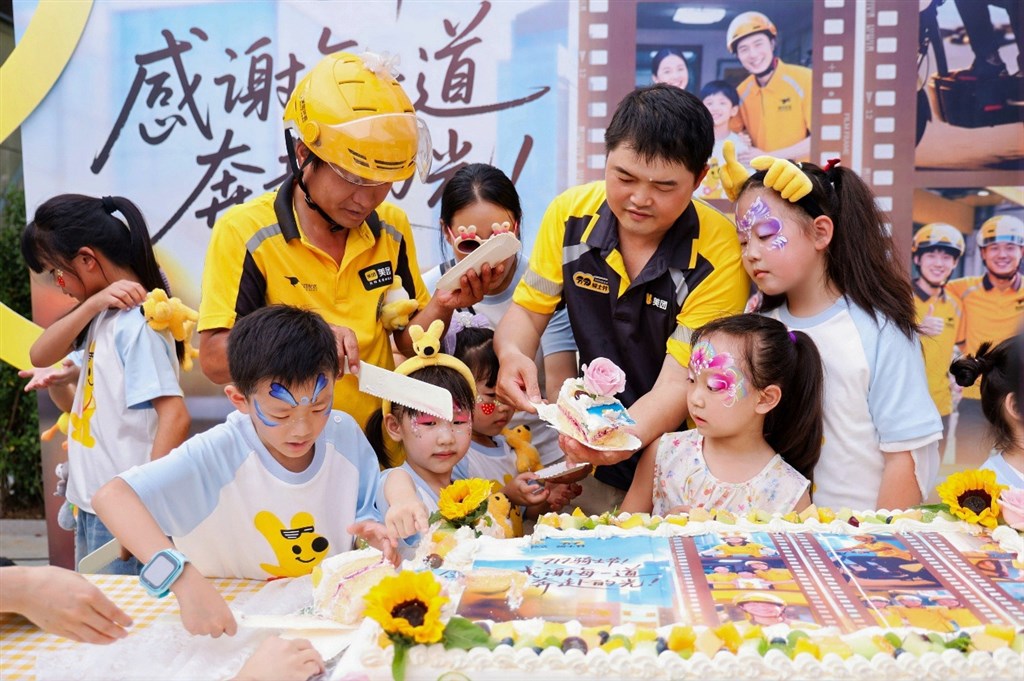 ▲“717骑士节”期间美团在全国组织超6000场站点联欢活动,图为骑手亲子活动现场