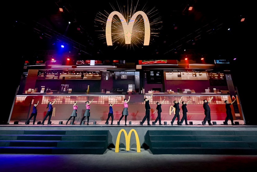 麦当劳上海市场员工代表进行参赛宣誓并表演开场舞为全明星大赛助阵