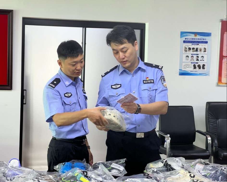 图为静安公安分局经侦支队民警破获侵犯卡骆驰知识产权案