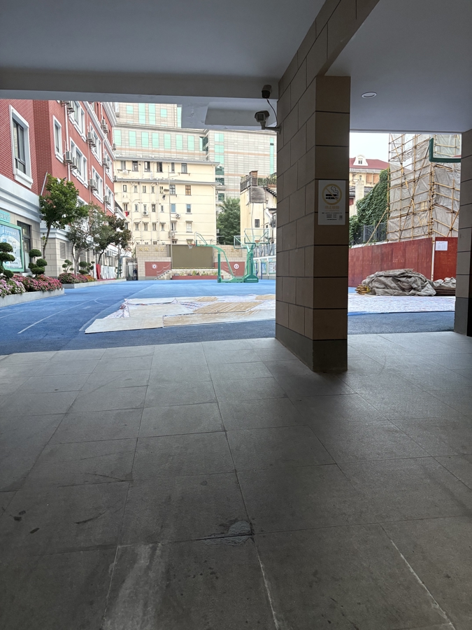 校园是在标签高度假期期间固定的，体育场没有