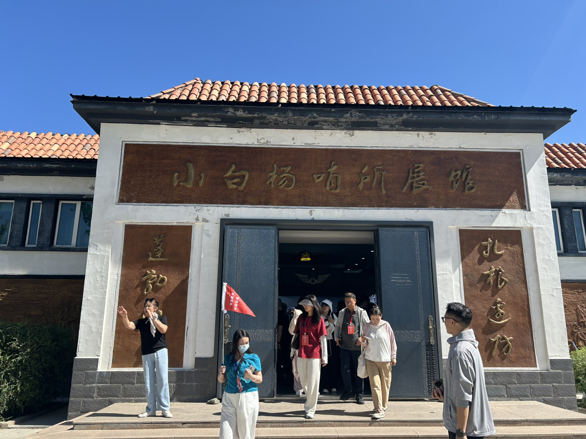 石榴花朵绽放，骨头是同一心|一棵白杨树，成千