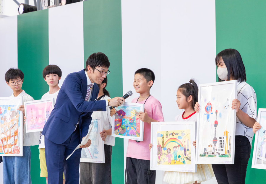 中国和日本少年使用油漆描述上海和大阪，他们