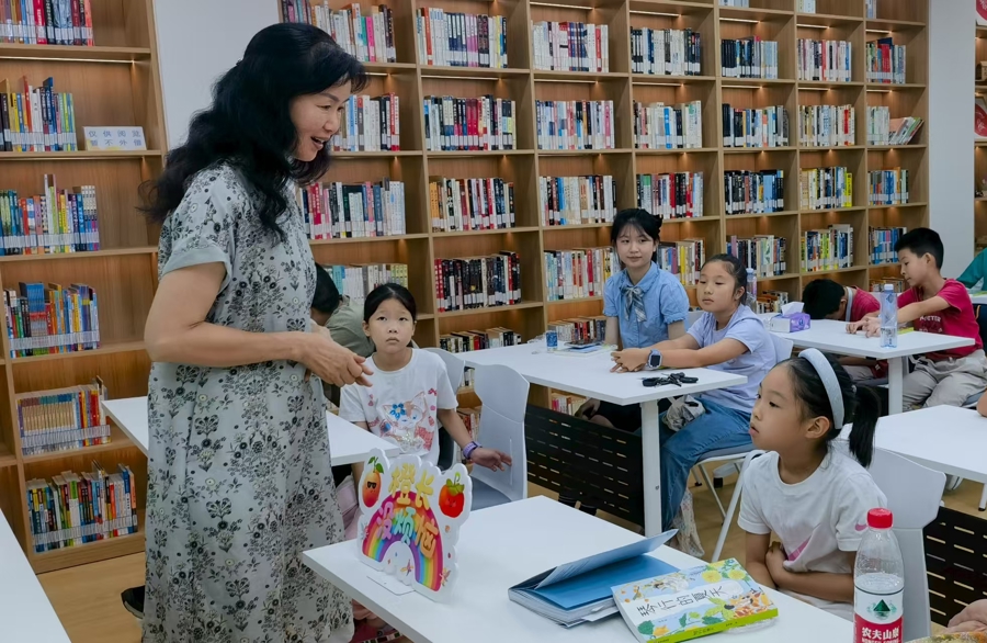 著名作家去社区图书馆，让书籍的香气浸入儿童