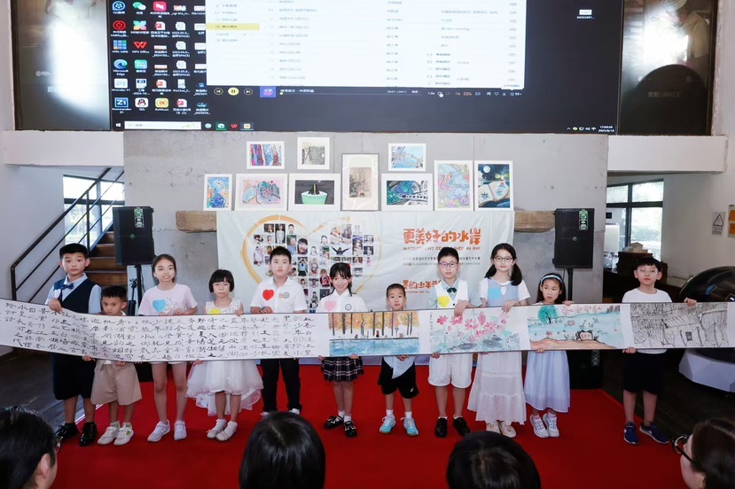 10米的卷轴长度绘制了“青春五湖”，这个青年青