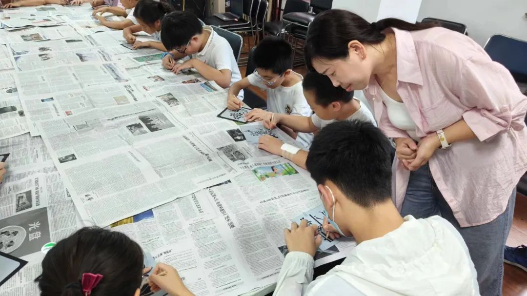 拓稿、贴箔、装画框!社区青少年沉浸式玩转烧箔画