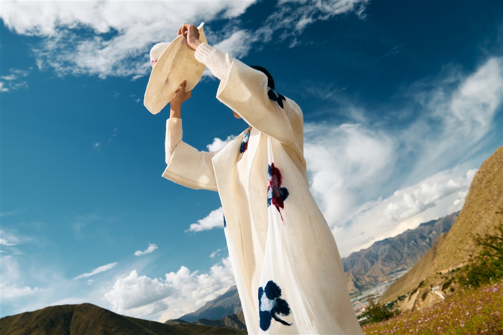 融合蒙古族手工毡的大衣