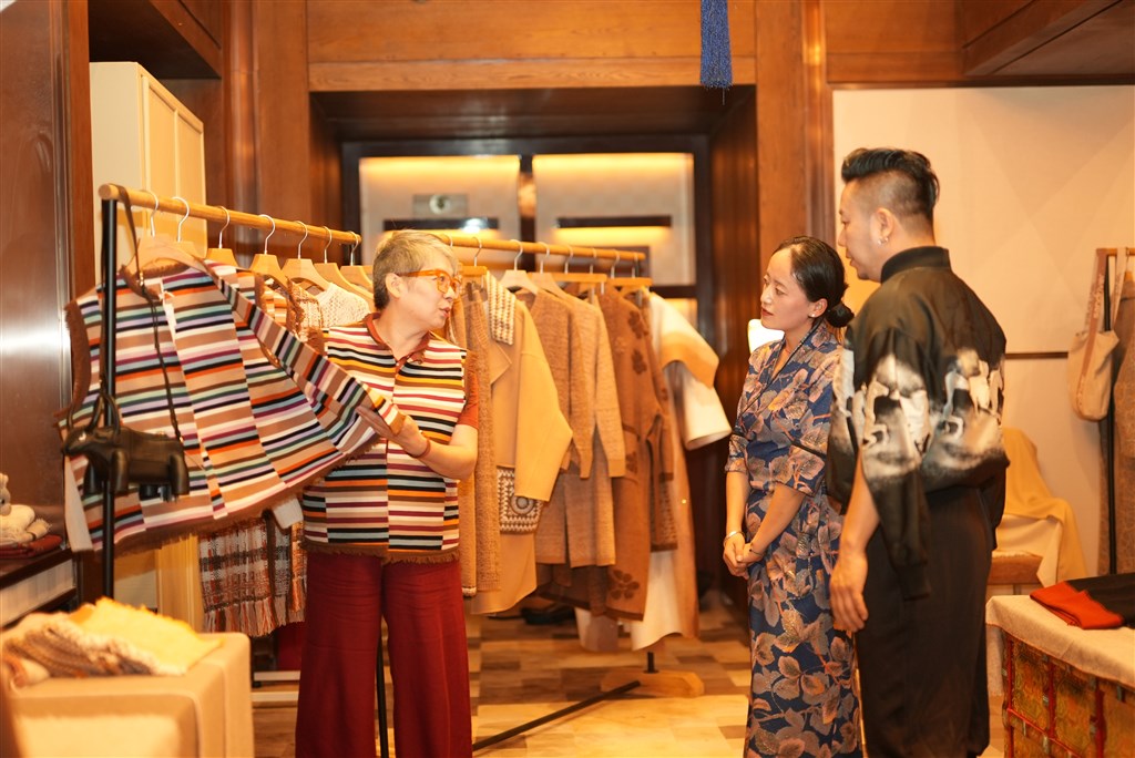 郭秀玲与设计师讨论产品