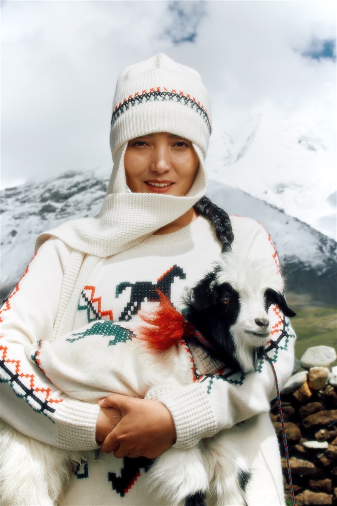 融合哈尼族刺绣的服饰