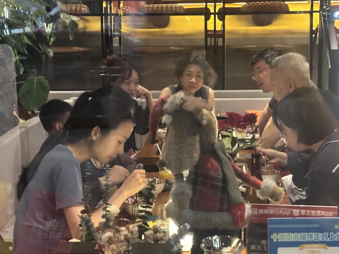 夜幕降临，闵行变得越来越热闹。