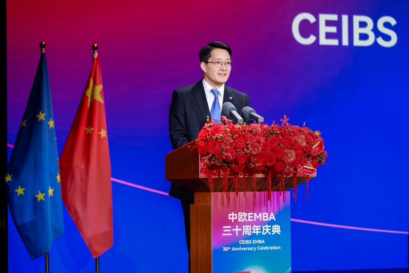 黄生教授主持庆典