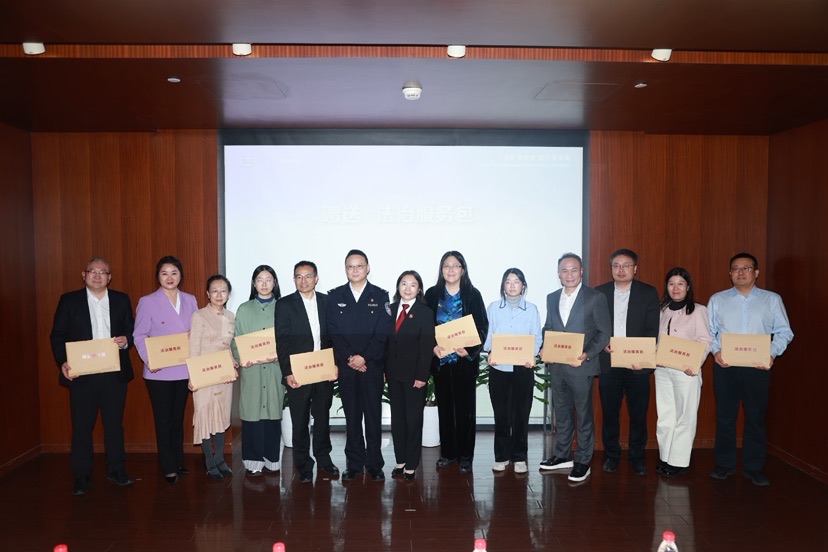 童凌、杜月明共同向与会企业代表赠送“法治服务包”,内含:《“蓝鲸”工作站宣传页》、《商事法说·漫点迷津》二期和《涉先进制造业商事合同纠纷审判白皮书》。