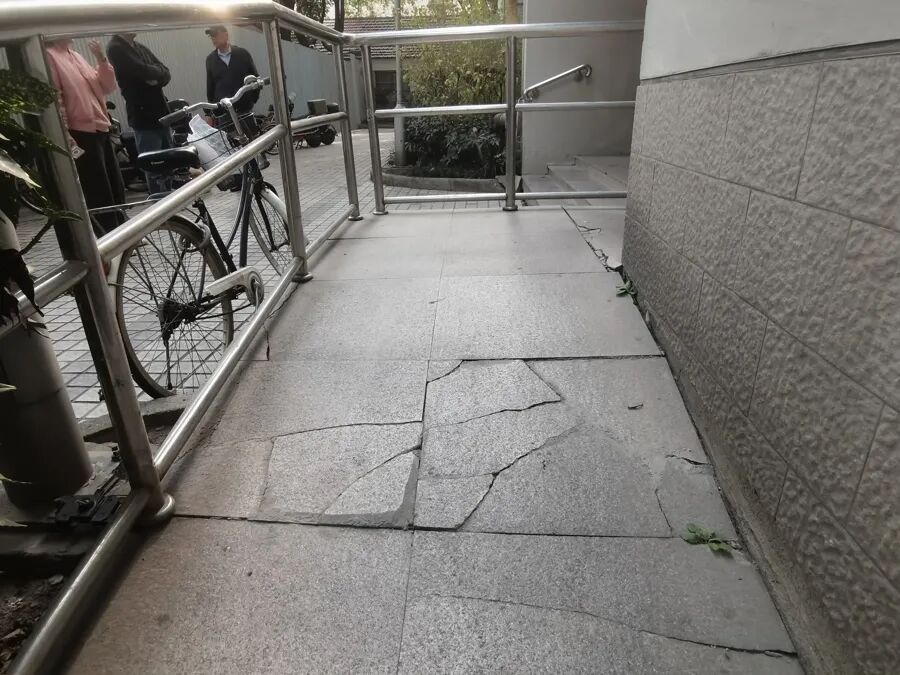 鑫康苑4号楼无障碍坡道路面碎裂 图片